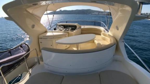 Luxuriöser Flybridge-Bereich auf der Motoryacht Cosmos bietet bequeme Sitzgelegenheiten und eine herrliche Aussicht.