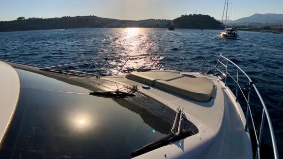 Meerblick von der Deck der Motoryacht Cosmos bei Sonnenuntergang.