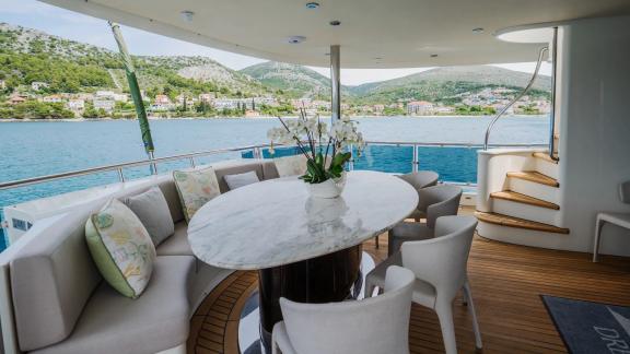 Vor Anker bei Šibenik bietet die Dream stilvolle Tafelrunde mit Blick auf die Küste.