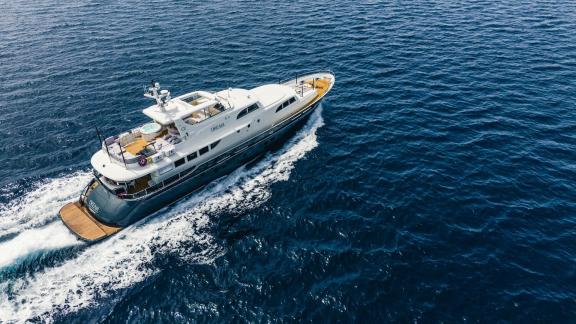 Die Yacht Dream gleitet durch die Adria bei Šibenik. Perfekt für Sommerurlaub.