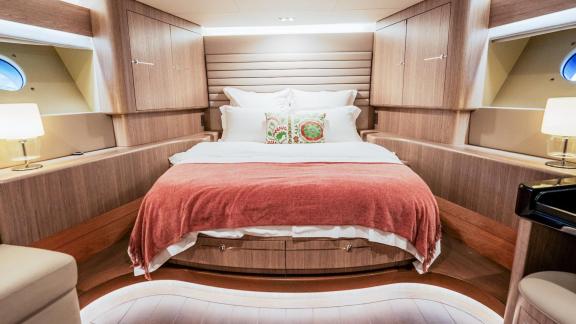 Auf dem Unterdeck bietet diese Kabine ein Doppelbett, Holzdetails und sanfte Beleuchtung.