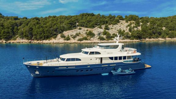 Luxusyacht Dream liegt vor Anker in Šibenik