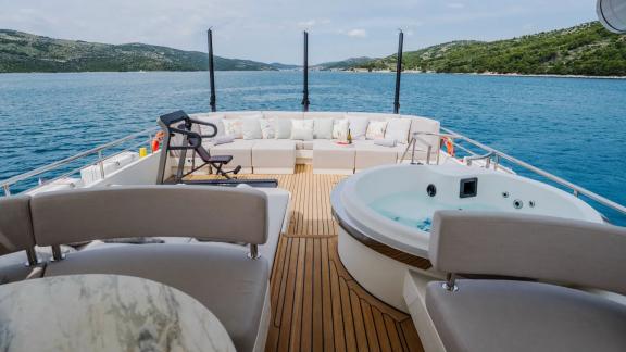 In der Bucht von Šibenik lädt die Dream mit Whirlpool und Sofas zur Entspannung ein.