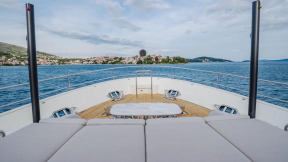 Auf dem Sonnendeck der Dream genießen Gäste den Panoramablick auf die Küste von Šibenik.
