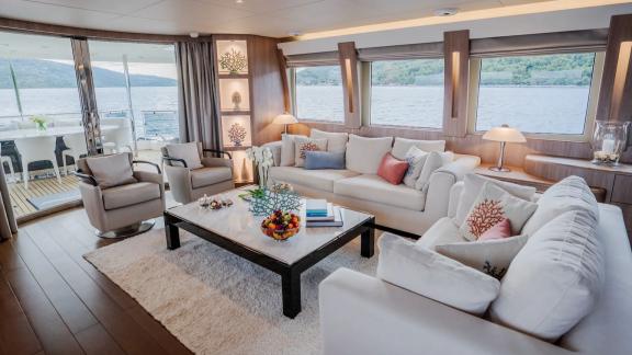Der Innenbereich der Dream bietet weiche Sofas, stilvolle Einrichtung und Blick auf die Adria.