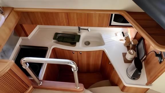 Die Küche der Motoryacht Ela ist ideal zum Kochen, mit moderner Ausstattung und praktischem Design.