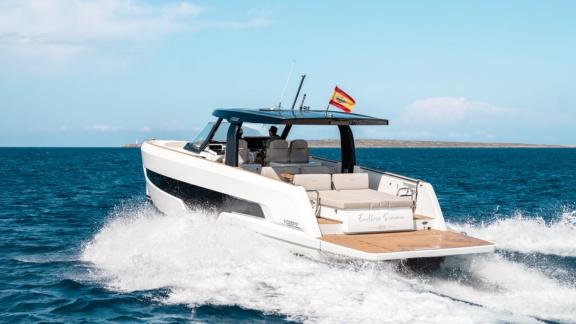 Die Motoryacht Endless Summer beschleunigt auf See und zeigt eine kraftvolle und elegante Präsenz.