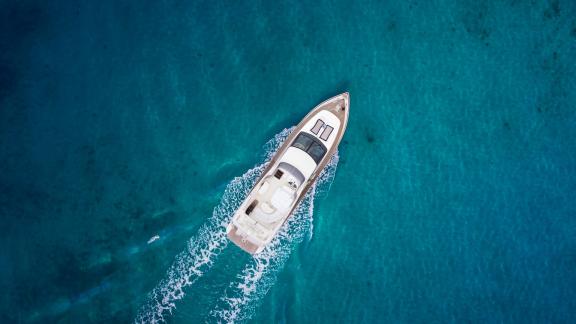 Die Yacht Estia Zeus, Vogelperspektive, elegant auf dem blauen Meer kreuzend.