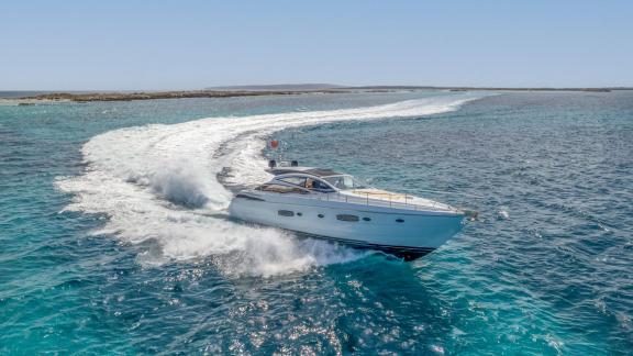 Ibiza açıklarında hızla ilerleyen Fancy That motoryat, mavi sularda iz bırakıyor.