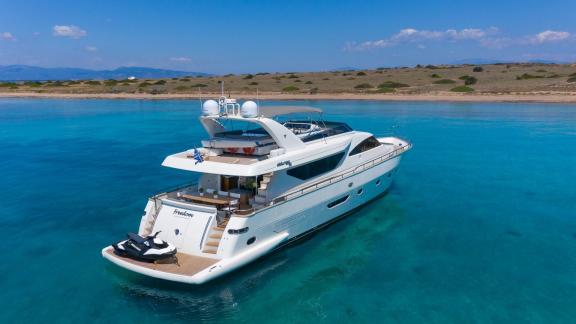 Вид сзади на роскошную моторную яхту Freedom