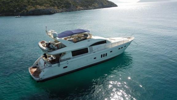 Freya motoryatı Bodrum açıklarında günlük yat kiralama için ideal konumda demirlemiş.