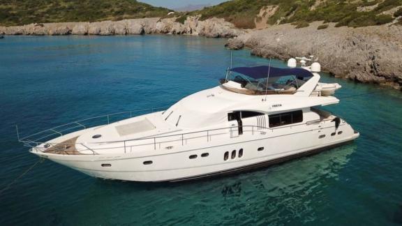 Freya motoryatı Bodrum koyunda bekliyor