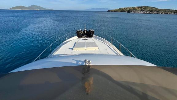 Freya motoryatının ön güvertesinden çekilmiş bu karede, Bodrum açıklarında sakin bir koy ve ufukta adalar görülüyor.