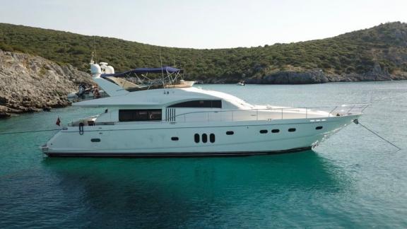 Freya motoryatı Bodrum kıyısında berrak sularda demirlemiş şekilde görünüyor.