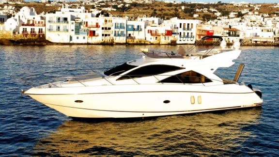 Yacht Funseeker vor Anker in Mykonos