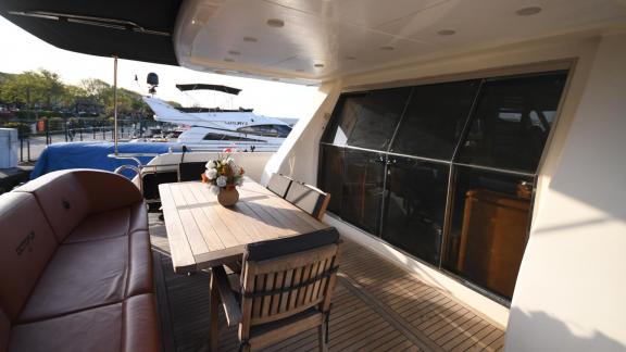 Die Gokce 1 bietet im Heck einen geräumigen Essbereich – ideal für Yachtmieten in Göcek.