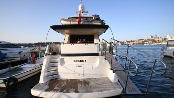 Die Gokce 1 liegt mit breitem Heckdeck am Steg – perfekt für Ihren Yachtcharter in Göcek mit direktem Zugang.