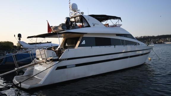 Die Motoryacht Gokce 1 beeindruckt mit großzügigem Heckdeck und modernem Flybridge-Bereich – Göcek Yachtcharter.
