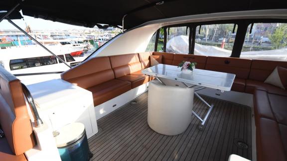Der Flybridge-Bereich der Gokce 1 bietet bequeme Sitzmöglichkeiten – Göcek Yachtcharter für entspannte Stunden.