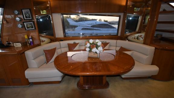 Die Gokce 1 bietet im Salon eine komfortable Essgelegenheit für Yachtmieten in Göcek.