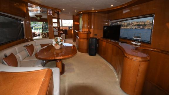 Der Innenraum der Gokce 1 ist elegant und komfortabel – perfekt für Yachtcharter in Göcek.