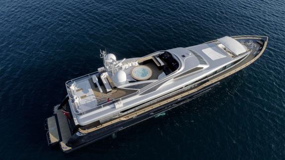 Die Motoryacht Harun mit großzügigen Decks und Whirlpool ist eine perfekte Wahl für luxuriöse Motoryachtvermietung in de