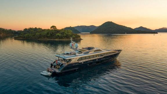 Die Motoryacht Harun, ideal für eine wöchentliche Luxusyacht-Charter in der Türkei, genießt den Sonnenuntergang.