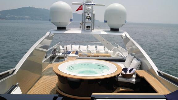 Der Whirlpool auf dem Flybridge der Yacht Harun ist die perfekte Wahl für eine luxuriöse Motoryachtvermietung in der Tür