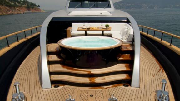 Der luxuriöse Whirlpool auf dem Vordeck der Yacht Harun macht die wöchentliche Motoryachtvermietung in der Türkei unverg