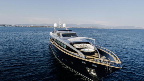 Harun ist eine der luxuriösen Motoryachten zur Miete in der Türkei und verleiht den blauen Gewässern Eleganz.