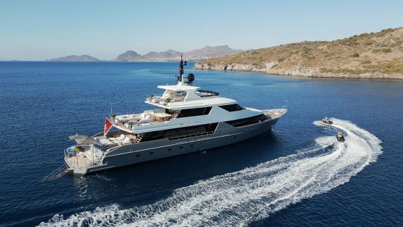 Die Motoryacht Illusion 2 liegt vor Bodrum vor Anker, während ein Jetski neben ihr fährt.