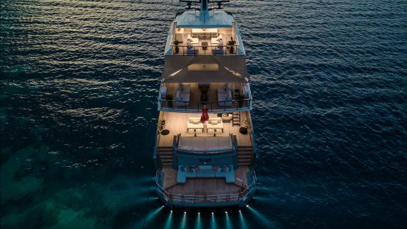 Die Yacht Illusion 2 leuchtet am Abend vor Bodrum mit stilvoller Deckbeleuchtung.