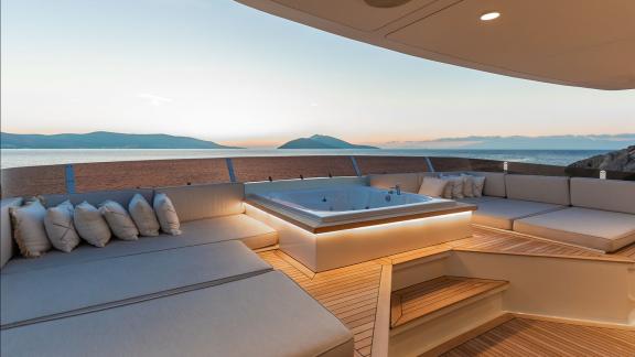 Die Yacht Illusion 2 bietet bei Bodrum einen Whirlpool mit Panorama und gemütlichen Sofas.