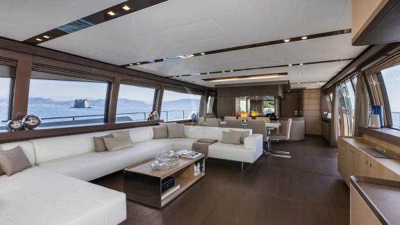 Der luxuriöse Salon der 29m Yacht Iva bietet Komfort und Stil in Montenegro.