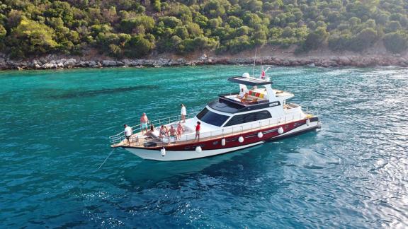 Motoryacht Juliet auf den blauen Gewässern der Bucht von Bodrum