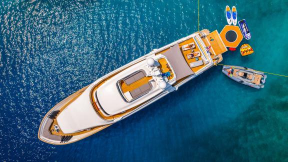 Ferretti Navetta 30 Klobuk: Yachtcharter in Split mit Wasserspielzeug für exklusive Erlebnisse.