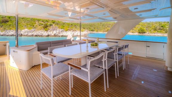 Die Motoryacht Klobuk (Ferretti Navetta 30) bietet ein entspanntes Speiseerlebnis nahe Split.