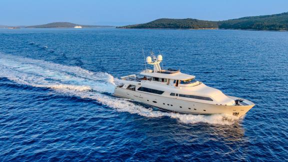 Die Motoryacht Klobuk (Ferretti Navetta 30) gleitet stilvoll an der Küste von Split entlang.