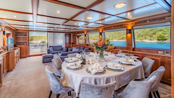 Die Klobuk (Ferretti Navetta 30) verbindet Komfort und Ausblick im eleganten Speisesalon.