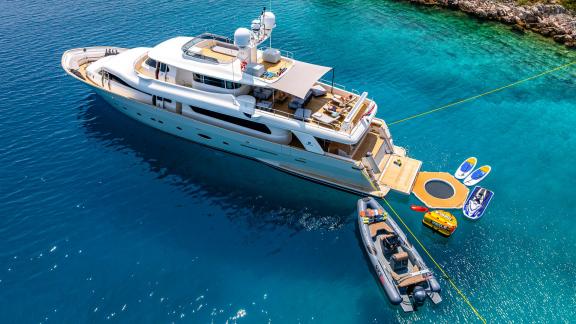 Luxus und Action mit der Ferretti Navetta 30 Klobuk – Ihre Yachtferien vor Split erwarten Sie!
