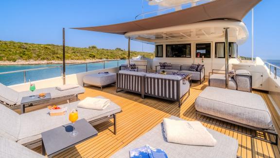 Genießen Sie die Sonne auf der Flybridge der Ferretti Navetta 30 Motoryacht Klobuk vor Split.