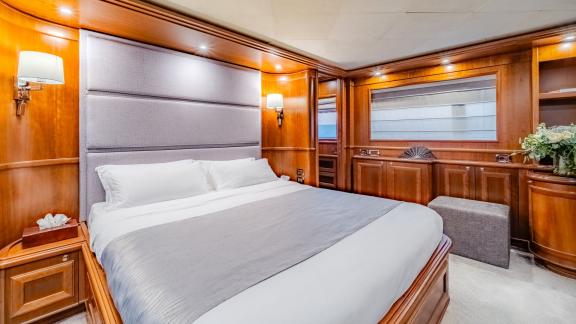 Die Kabine der Klobuk bietet eine ruhige, elegante Rückzugsmöglichkeit auf See.