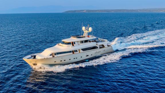 Die Ferretti Navetta 30 Klobuk bietet stilvolles Cruisen vor der Küste von Split in Kroatien.