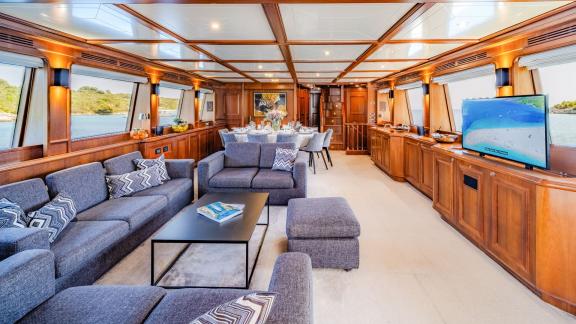 Die Ferretti Navetta 30 Klobuk bietet mit ihrem stilvollen Salon höchsten Komfort auf See.