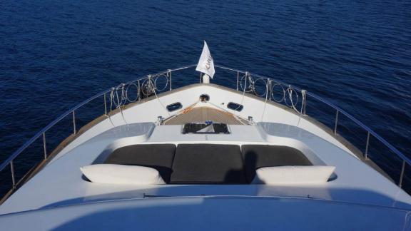 Vordeck der Motoryacht Kuum vor Anker in Bodrum.