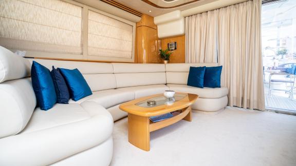 Das Interieur der Motoryacht Lady L zeigt einen bequemen Sitzbereich und eine moderne Dekoration.