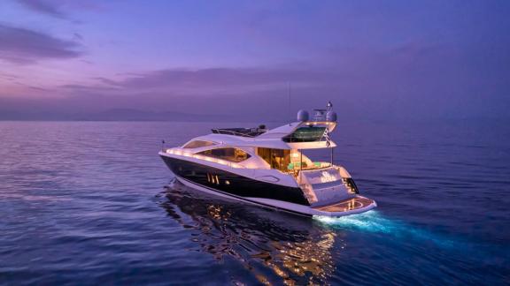 M Five liegt vor Athen vor Anker, beleuchtet vom Abendlicht.
