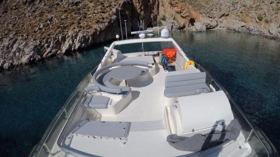 Das Oberdeck der Motoryacht Mary zeigt bequeme Sitzbereiche, vor Anker in einer Bucht.