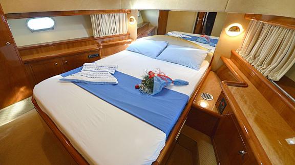 Das Gästeschlafzimmer der Motoryacht Mary zeigt ein bequemes Bett und stilvolle Details.