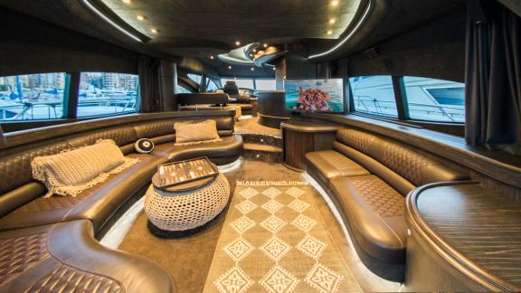 Der geräumige Salon der Motoryacht Medusa besticht durch komfortable Sitzbereiche und stilvolles Design.